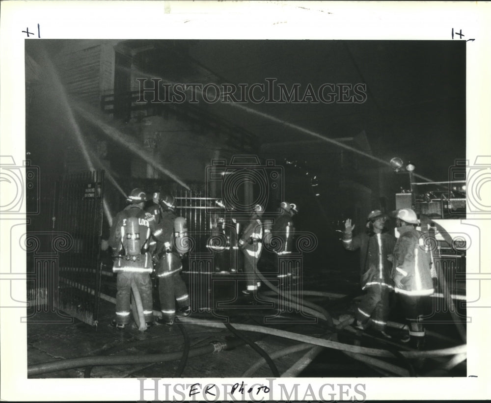 1992 Press Photo Firemen battle flames and help each other to put out blaze - Historic Images