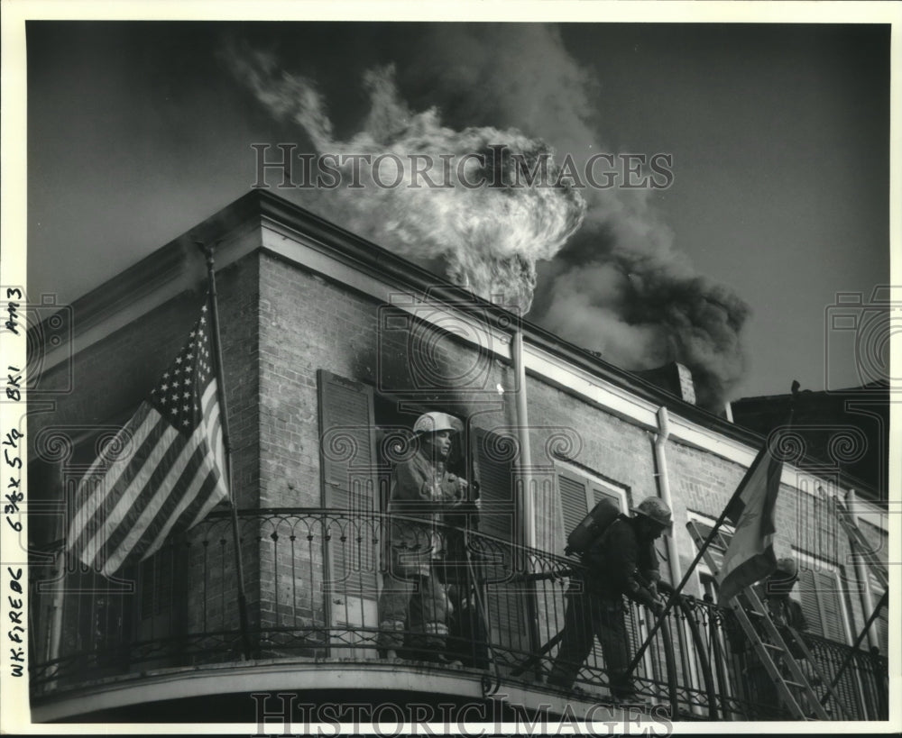 1991 Press Photo Fire fighter battle a four alarm blaze at Burbon Pub - Historic Images