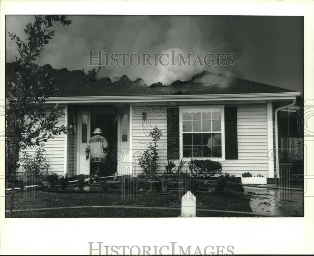 1992 Press Photo Volunteer firefighters put out fire at LaPlace housefire - Historic Images