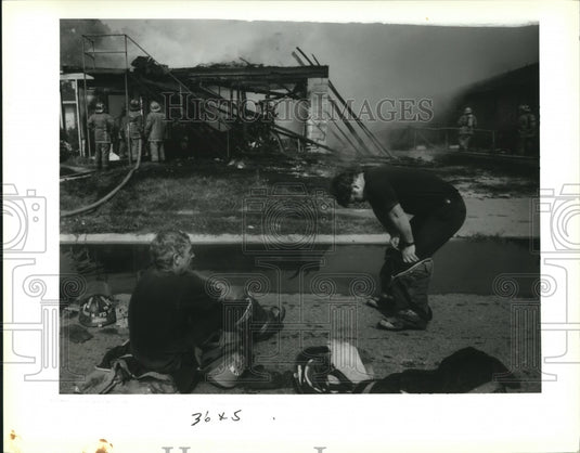 1992 Press Photo Firemen battle blaze on America Avenue in exhausting heat. - Historic Images