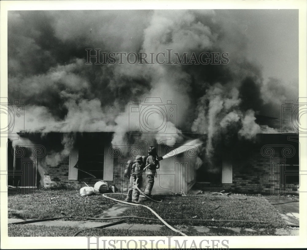 1992 Press Photo Firefighters respond to house fire on Livacarri in Violet. - Historic Images