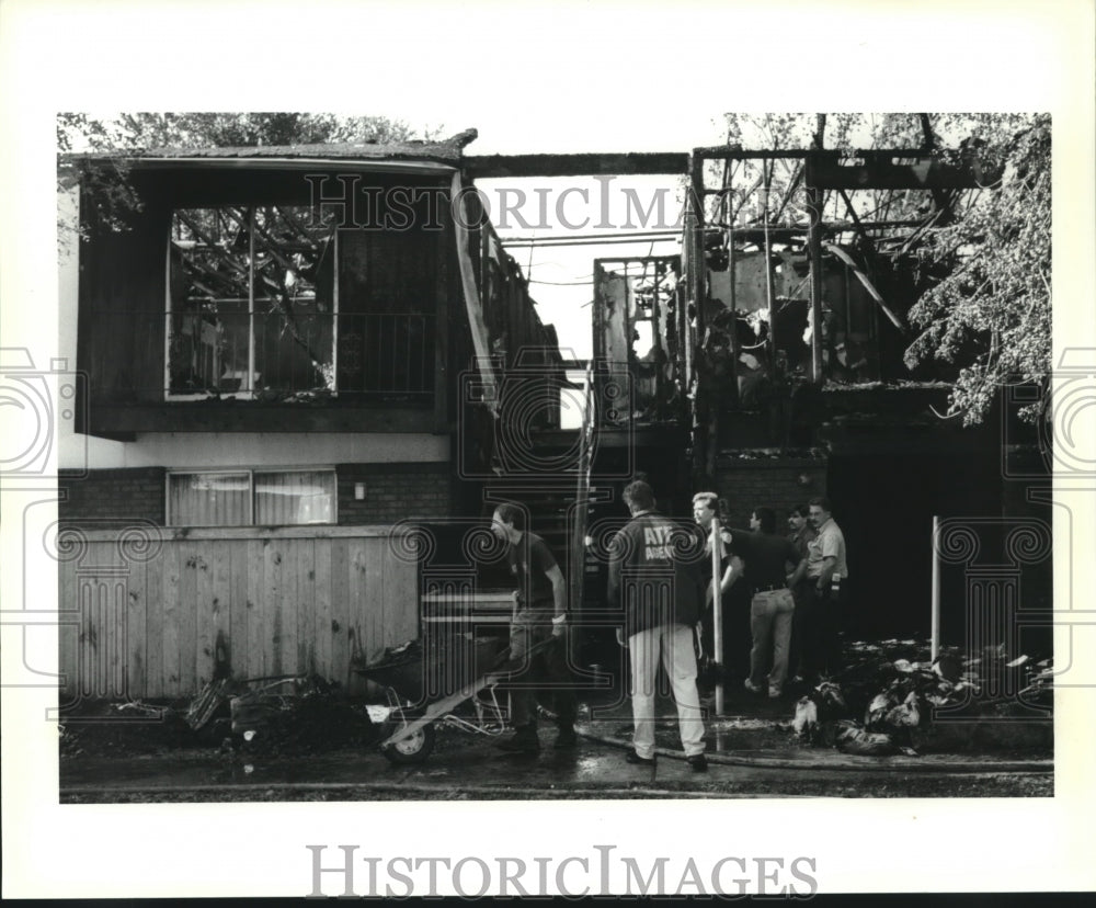 1992 Press Photo ATF &amp; JPSO  agents investigate Beechgrove Apartments fire. - Historic Images