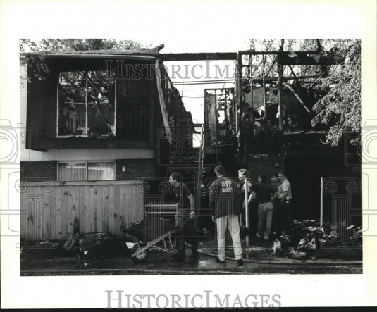 1992 Press Photo ATF & JPSO  agents investigate Beechgrove Apartments fire. - Historic Images