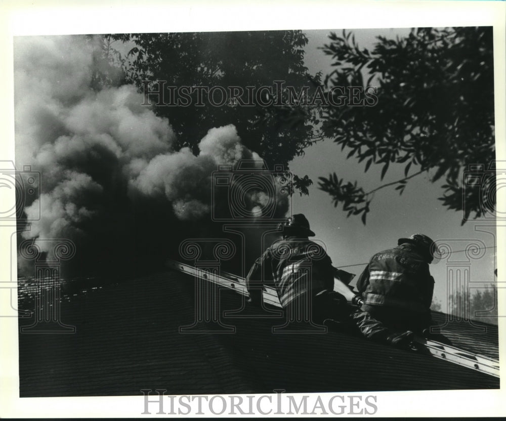 1992 Press Photo Two St. Bernard firemen fight blaze in Violet. - Historic Images