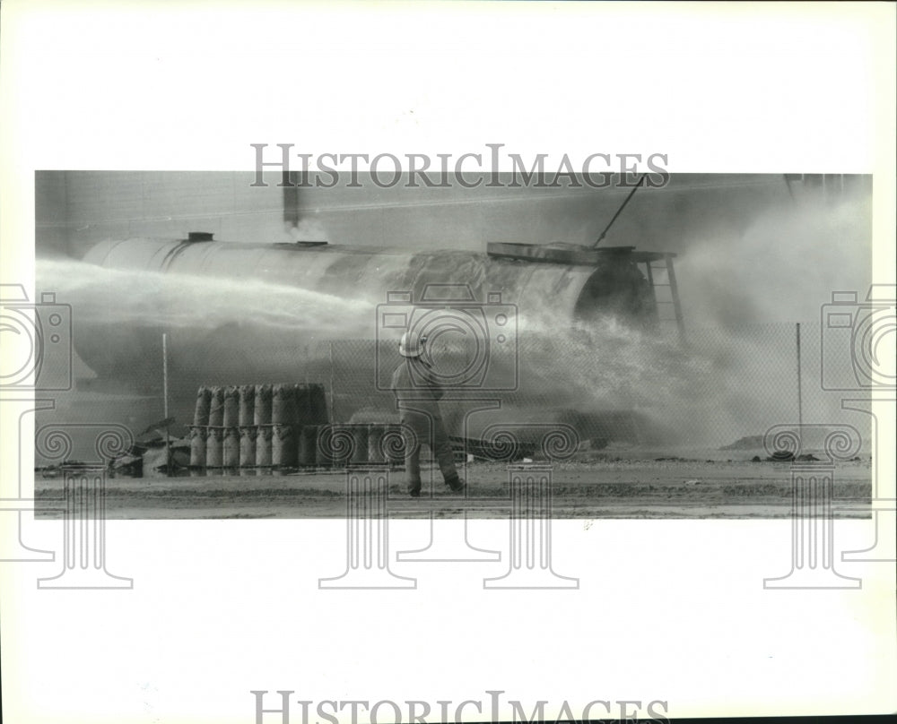 1993 Press Photo Terrytown firefighter at Maison Blanche fire. - Historic Images
