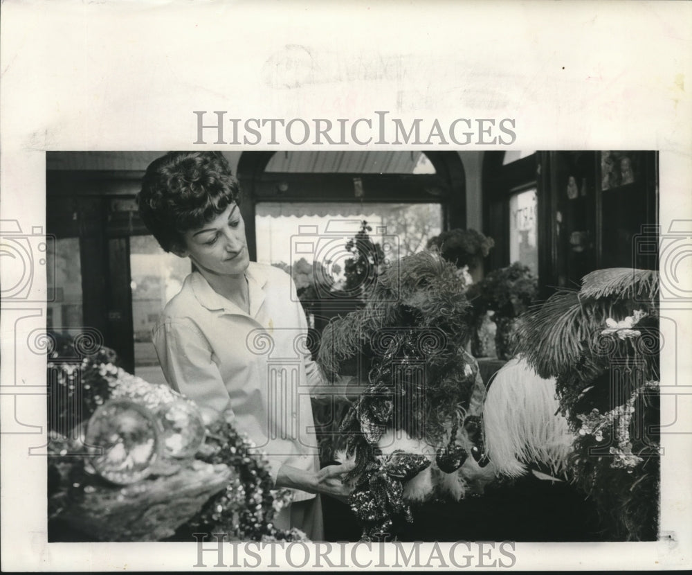 1967 Press Photo Mrs. George T. Fontaine with hat adorned with hearts - Historic Images