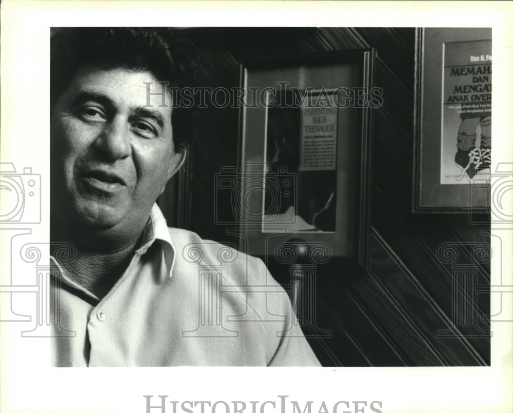 1993 Press Photo Chalmette child psychologist Don Fontenelle&#39;s with framed books - Historic Images