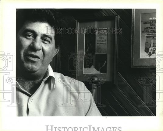1993 Press Photo Chalmette child psychologist Don Fontenelle's with framed books - Historic Images