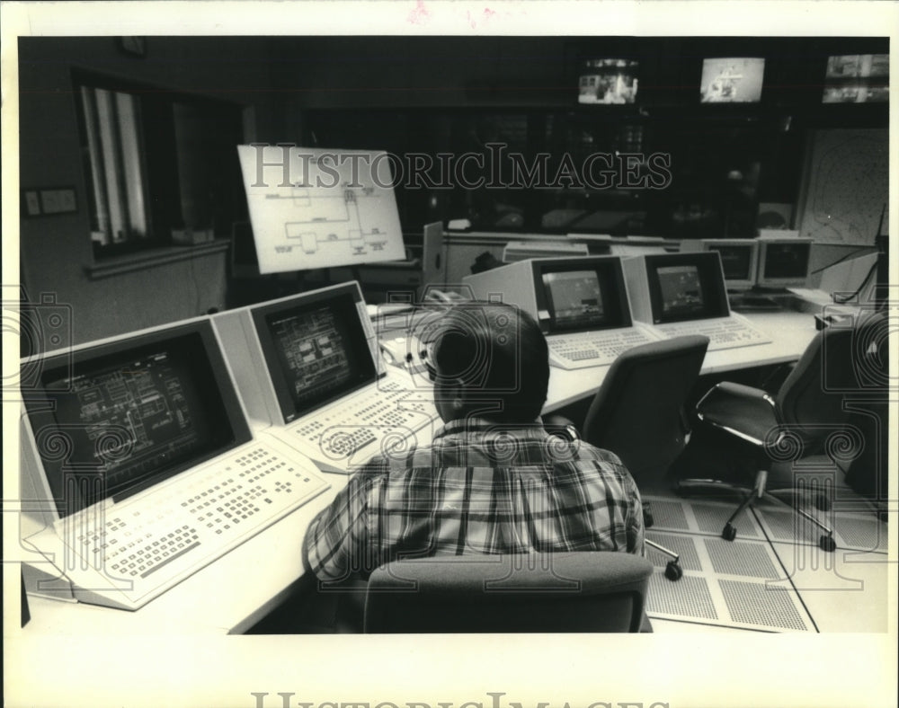 1992 Press Photo Control Room at Freeport McMoran Main Pass sulpher facility - Historic Images