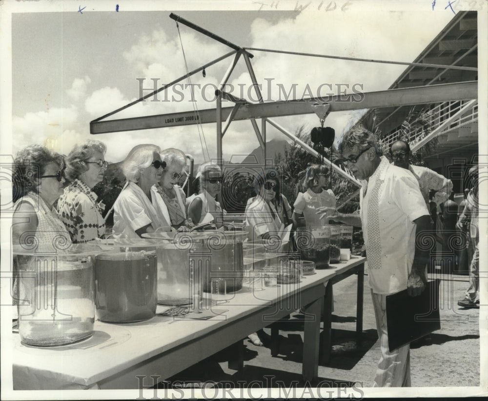 1973 Press Photo Dr. Milner and participants during Food Shortage symposium - Historic Images