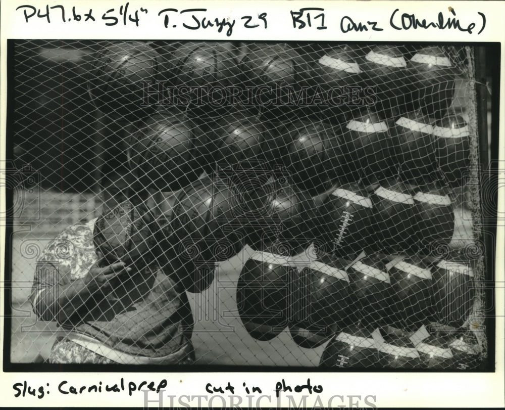 1993 Press Photo Vicki Miles sets up footballs at her booth for Slidell Festival - Historic Images