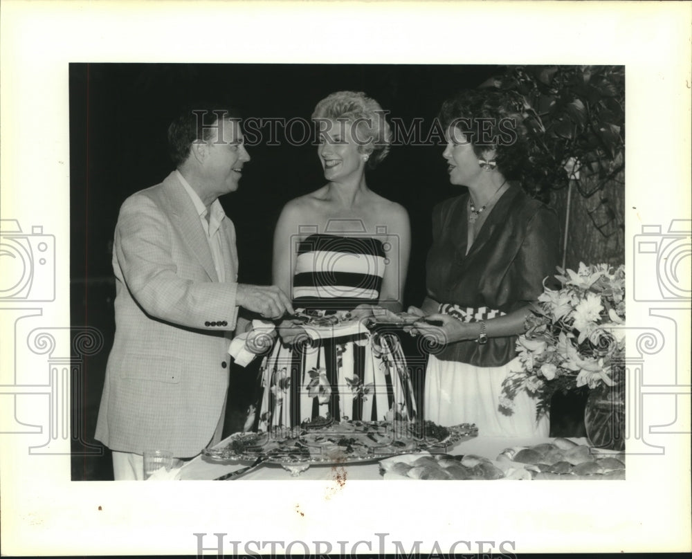 1989 Press Photo Attendees during party for Community Hospitality committee - Historic Images