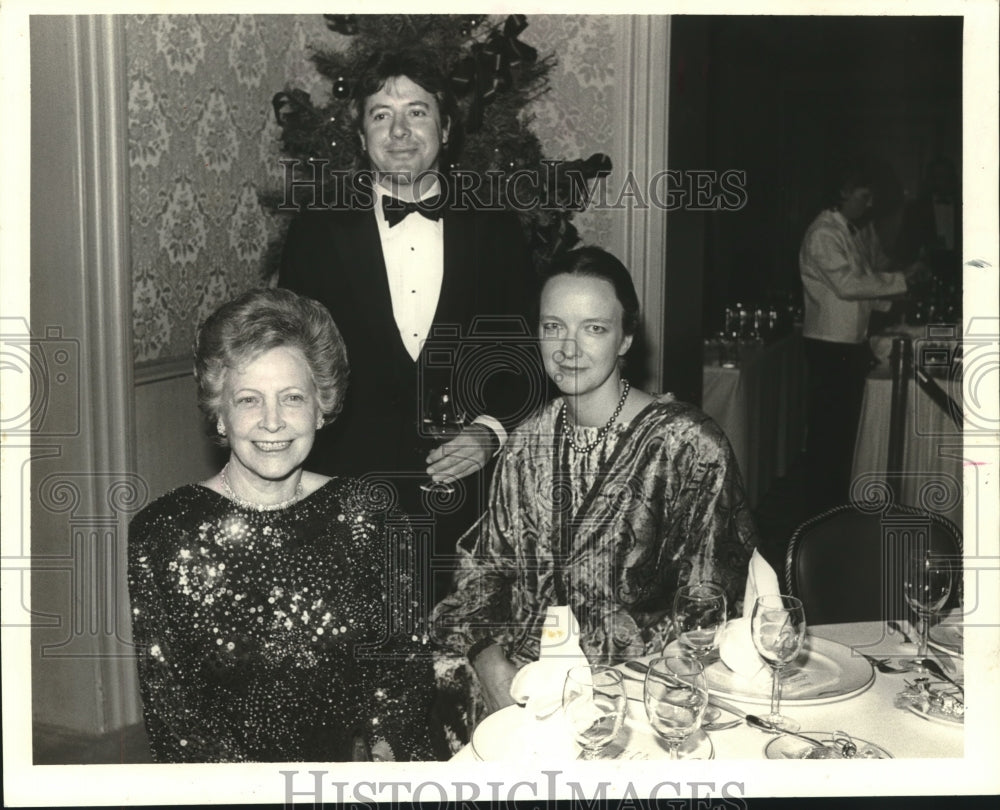 1988 Press Photo Mrs. Richard Freeman with Tina and Philip Woollam - Historic Images