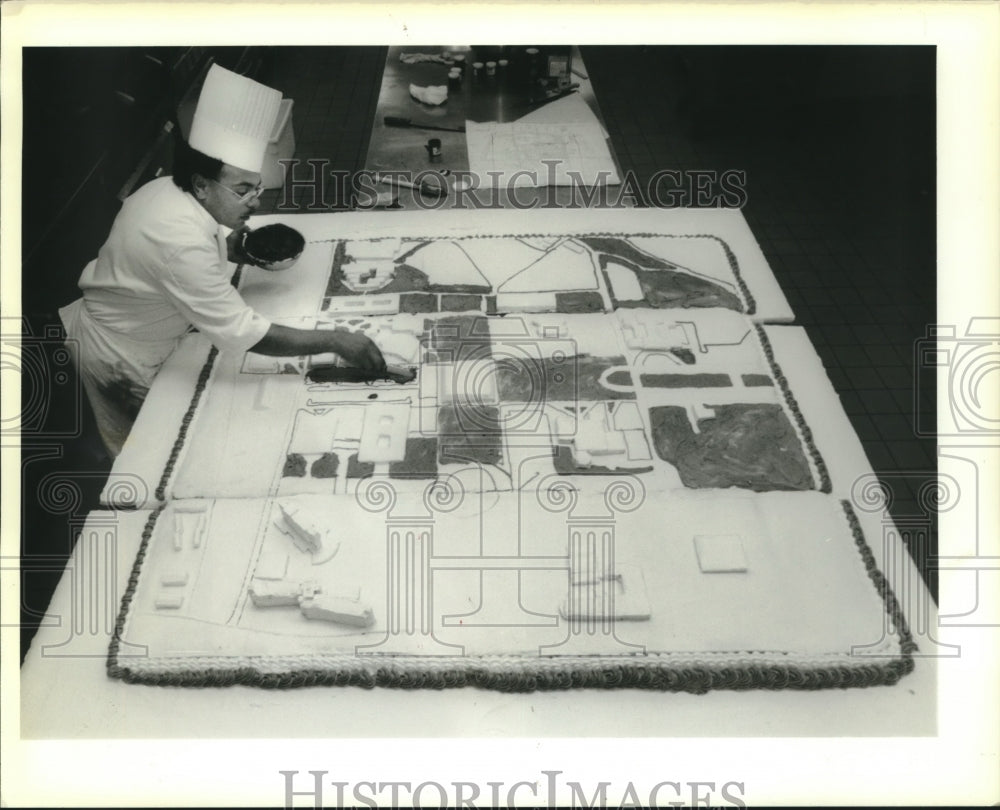 1988 Press Photo Chef Ricardo Frederick making a giant UNO Campus blueprint cake - Historic Images