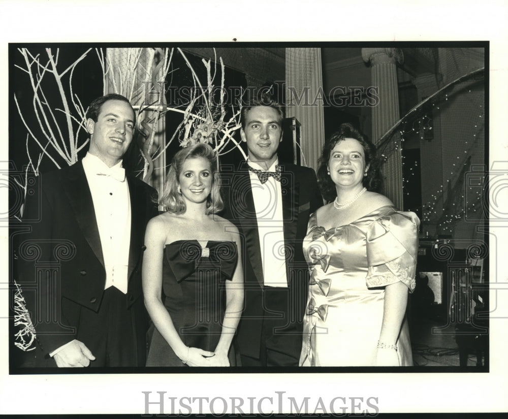 1989 Press Photo Attendees at the debut party of Virginia Freeman - Historic Images