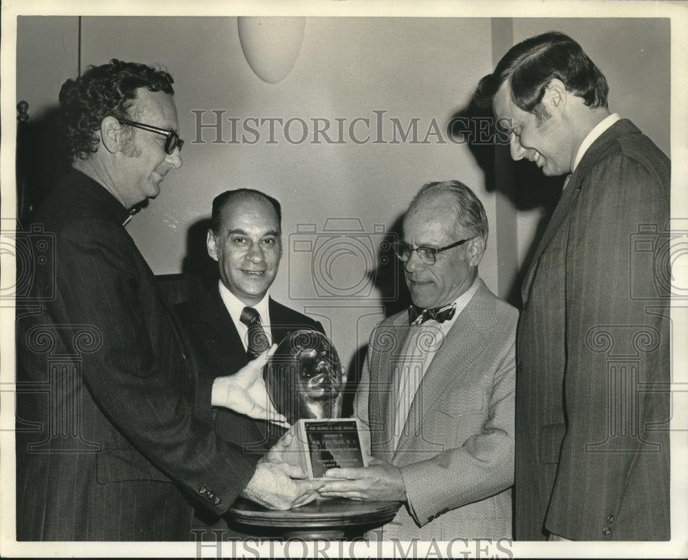 1973 Press Photo Delegates present Alfred Clay Award to Dr. Ben Freedman - Historic Images