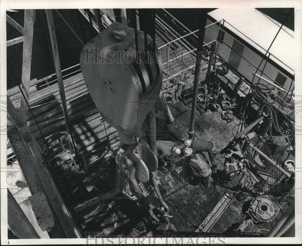 1968 Press Photo Drilling crew works on the Camindada production platform - Historic Images