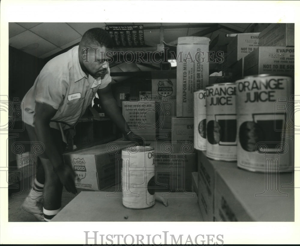 1992 Press Photo Food for Families employee Aaron Turner picking up donations - Historic Images