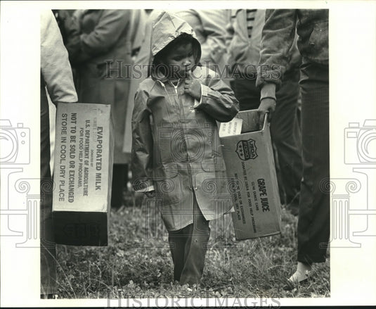 1988 Press Photo Food distribution by U.S. Chaplain Corps of America to families - Historic Images
