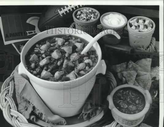 1986 Press Photo Pot of stew and side dishes - Historic Images