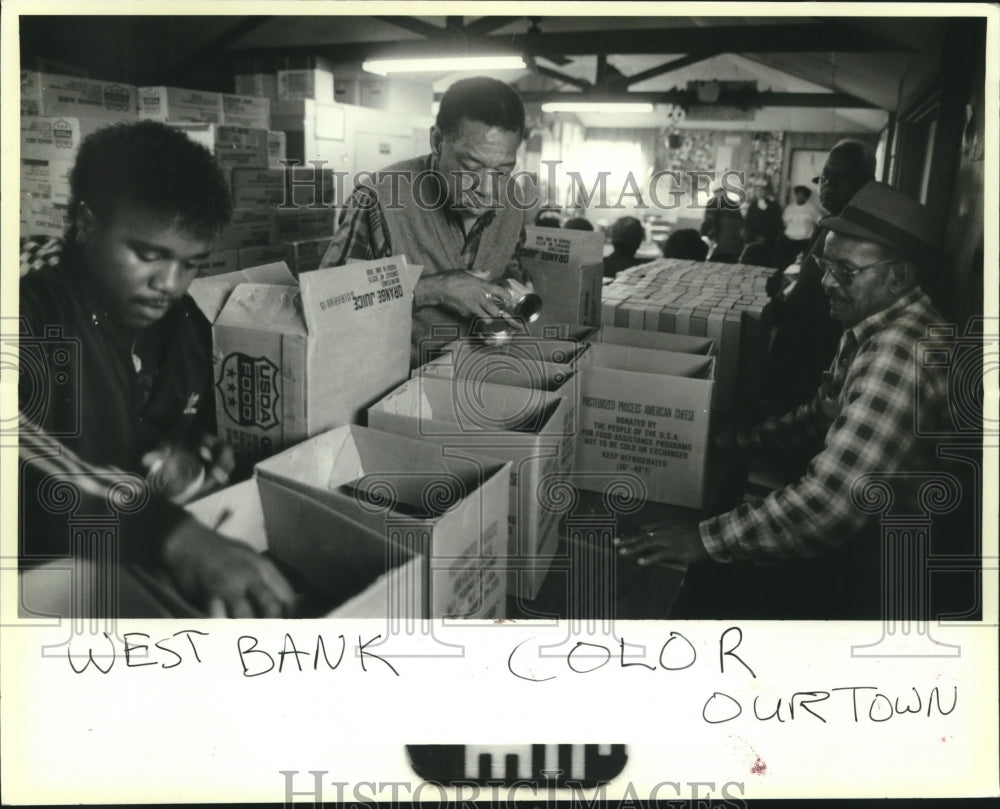 1988 Press Photo Charles Green volunteers at the Food For Families program - Historic Images