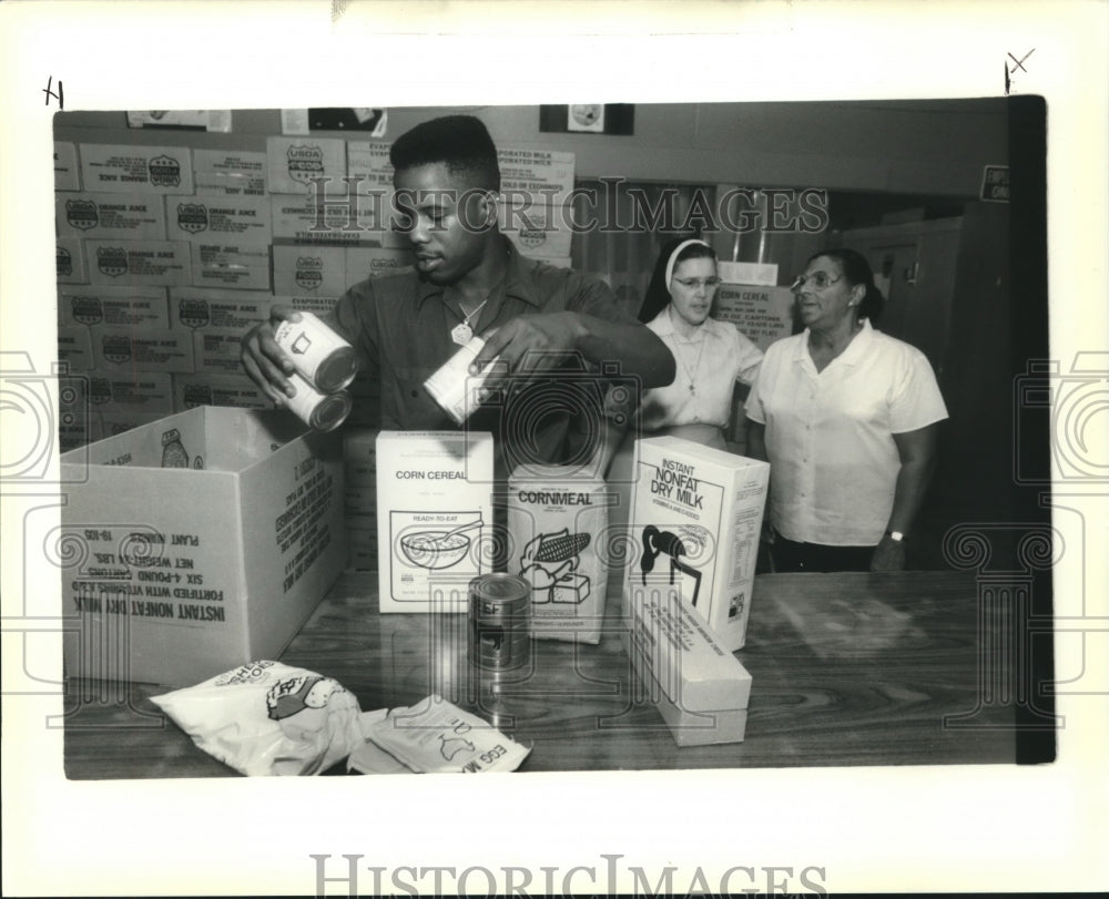 1989 Press Photo Volunteers and officials of the Food for Seniors Program - Historic Images