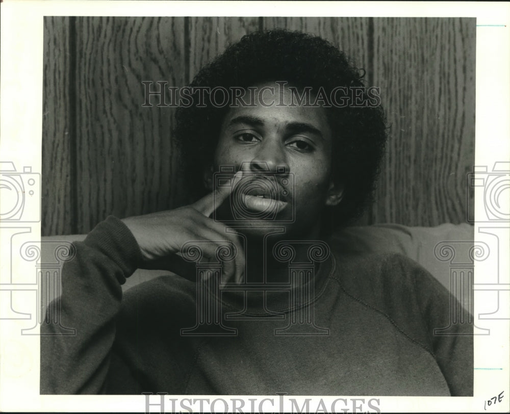1986 Press Photo Philip Frazer a member of the Re-birth Jazz Band at his home - Historic Images