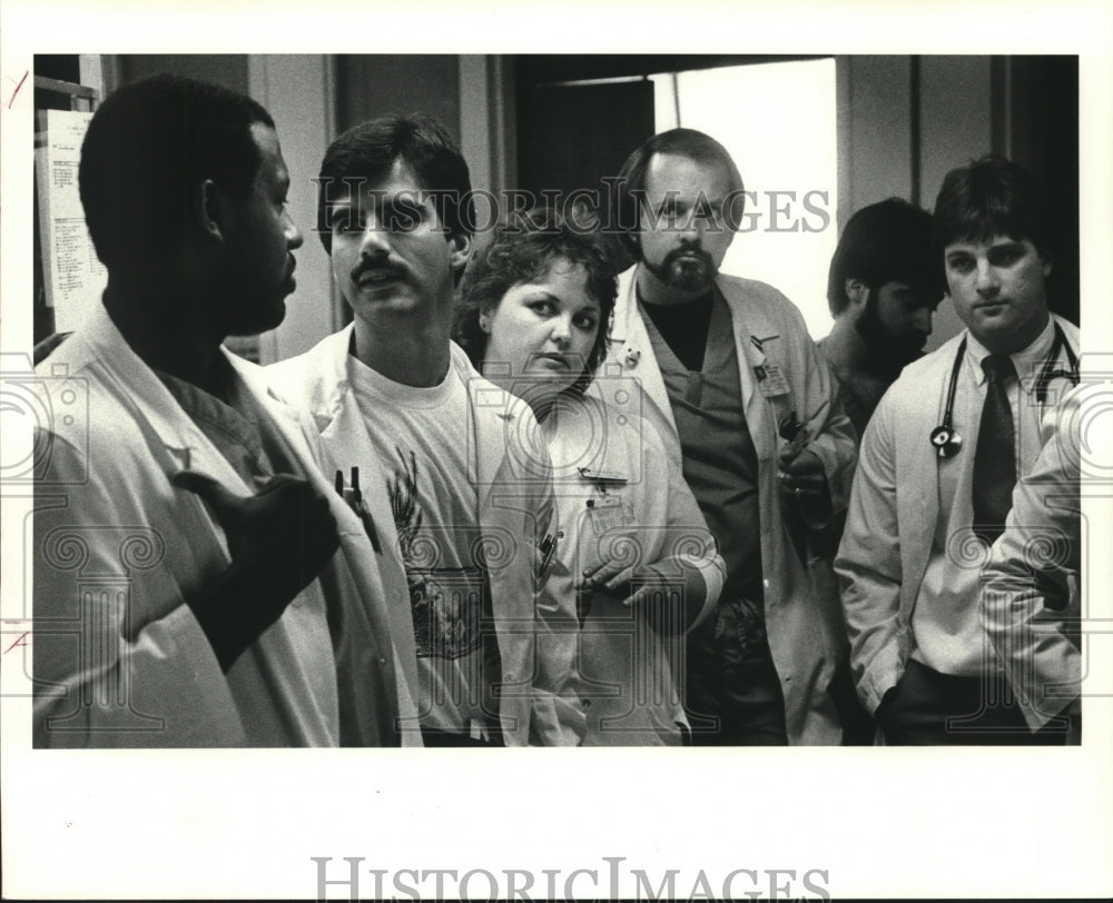 1986 Press Photo Nurse Lois Frazier makes round with doctors at Long Hospital - Historic Images