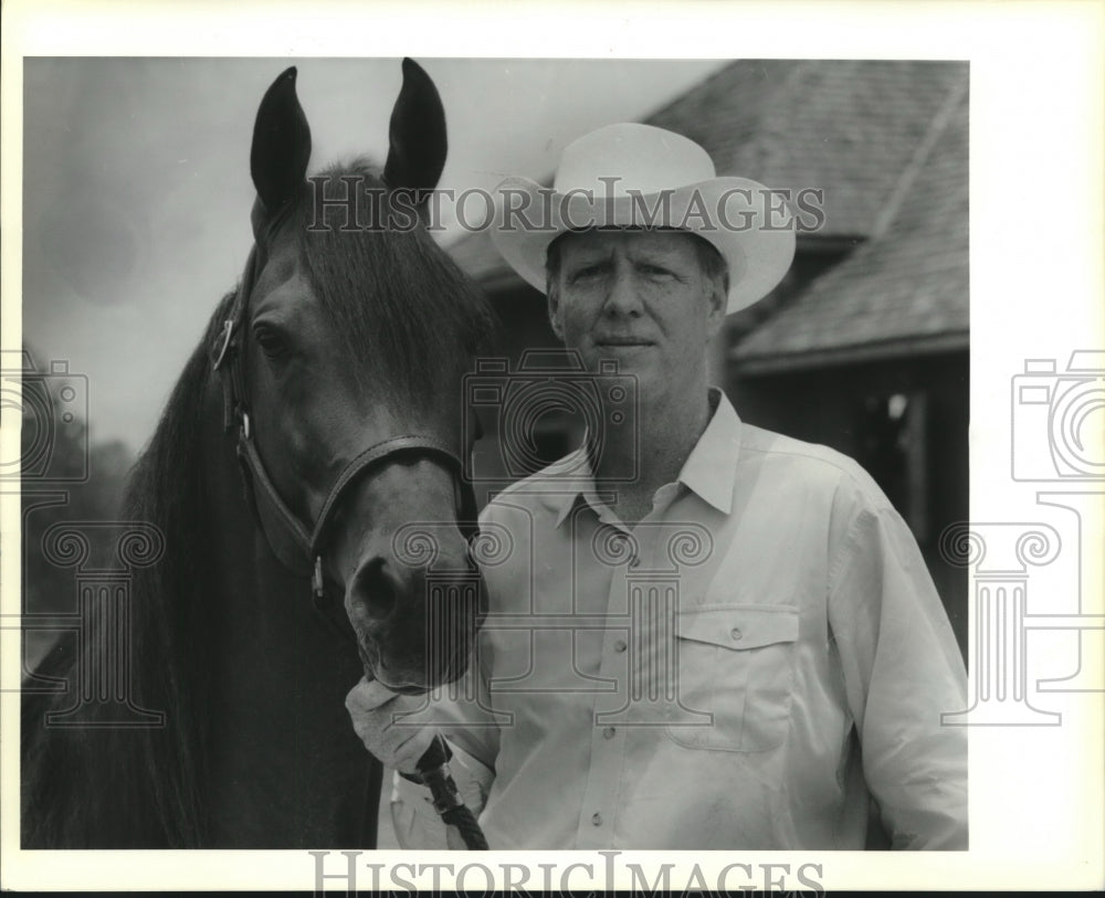 1991 Press Photo Richard Freeman with his Arabian stud, Monopolii. - Historic Images