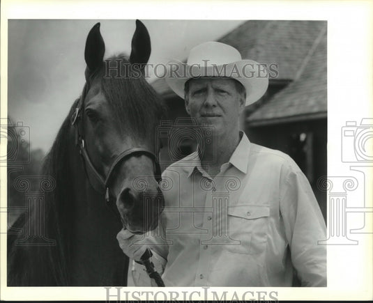 1991 Press Photo Richard Freeman with his Arabian stud, Monopolii. - Historic Images