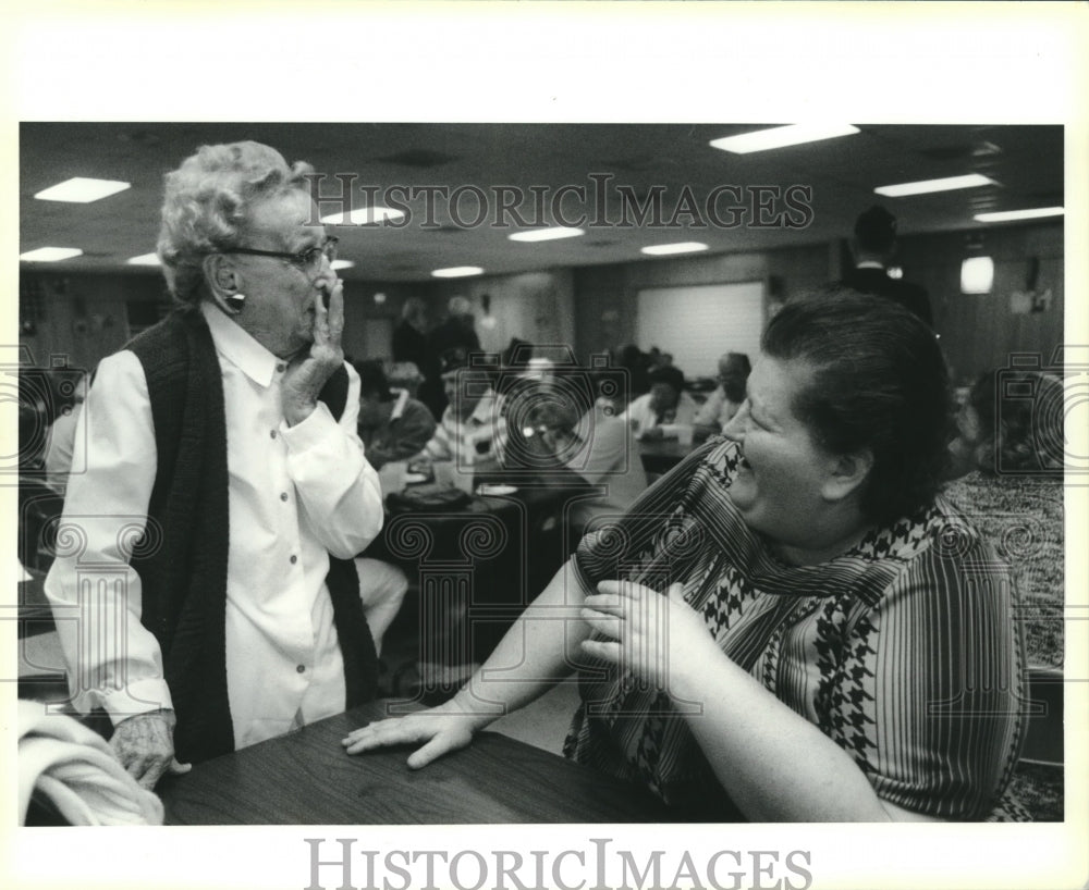 1991 Press Photo Alma Fried, 91, at surprise birthday party. - Historic Images