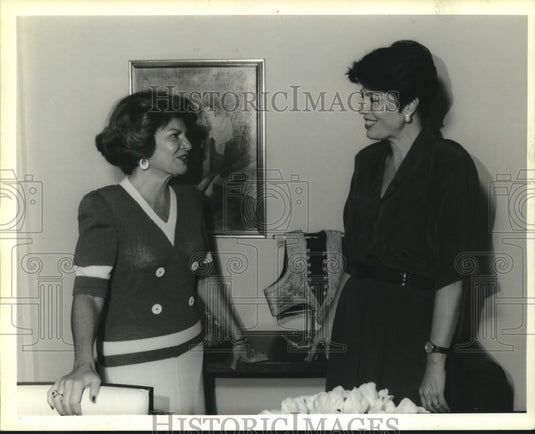 1990 Press Photo Andree Moss & Tatine Frater chat at Newcomb. - nob12806 - Historic Images