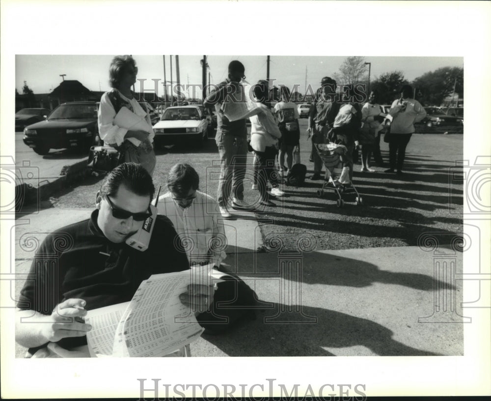 1994 Press Photo Parents waiting for children at Ben Franklin Elementary School - Historic Images