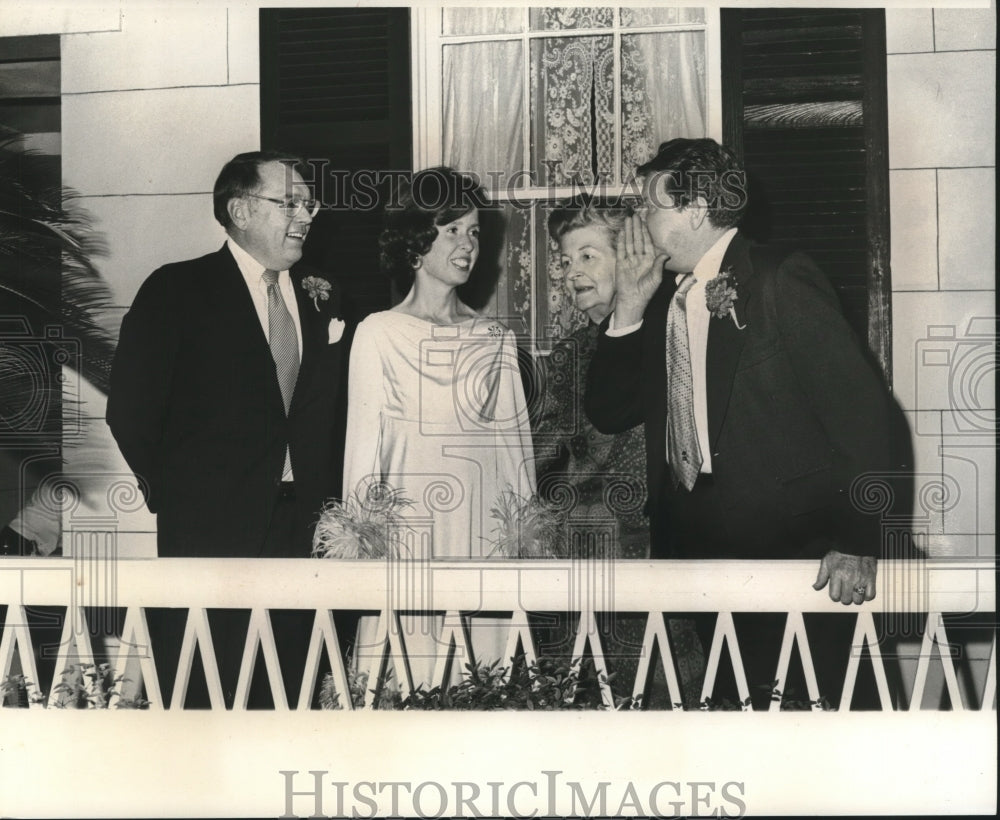 1974 Press Photo Mr. &amp; Mrs. Frazer enjoy a secret with Mr. &amp; Mrs. Healy. - Historic Images