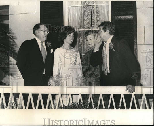 1974 Press Photo Mr. & Mrs. Frazer enjoy a secret with Mr. & Mrs. Healy. - Historic Images
