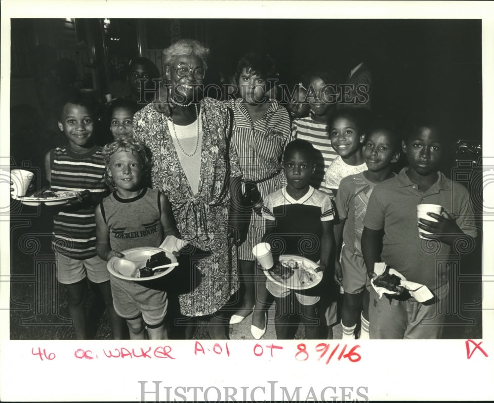 1986 Press Photo Pearl Walker with foster children at Foster Parents&#39; reunion. - Historic Images