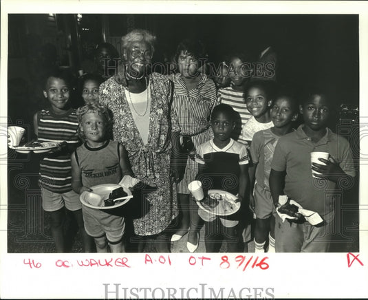 1986 Press Photo Pearl Walker with foster children at Foster Parents' reunion. - Historic Images