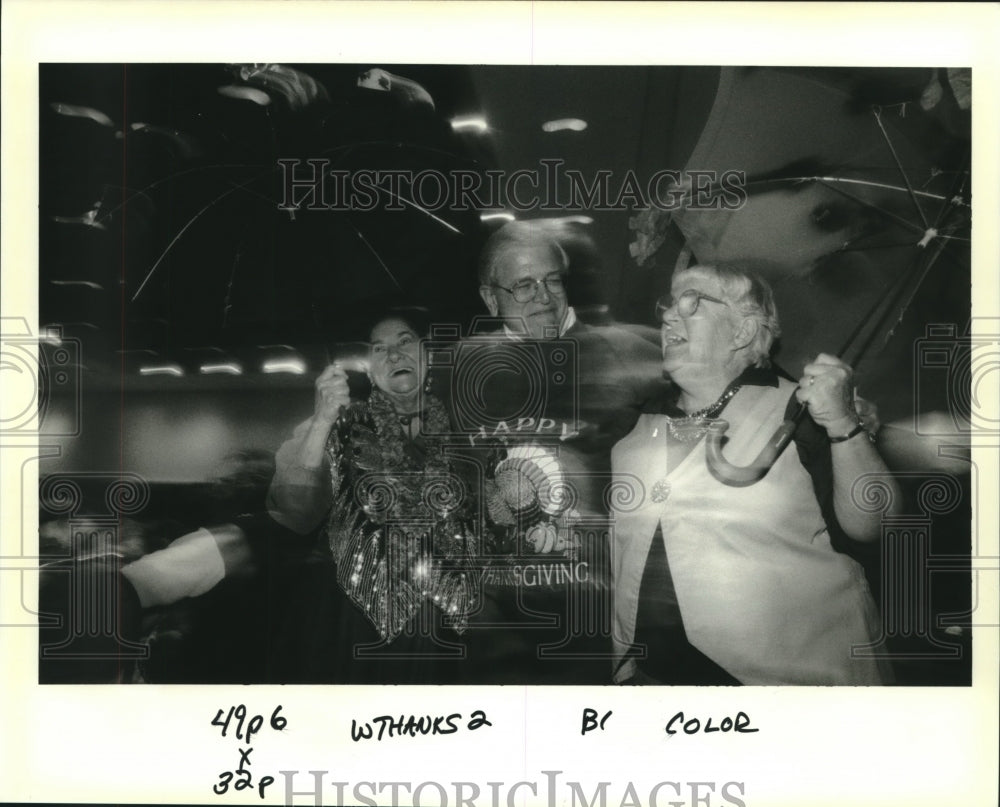 1994 Press Photo Olga Borne and Iris Padgett begin a line with Sheriff Foti. - Historic Images