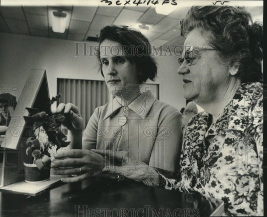1974 Press Photo Mrs. H. J. Fox & Mrs. Sylvia Gonzales at Workshop for the Blind - Historic Images