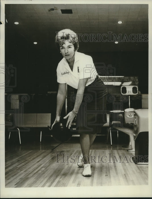 1967 Press Photo Bobbie Firly Concentrates on Her Bowling - nob12961 - Historic Images