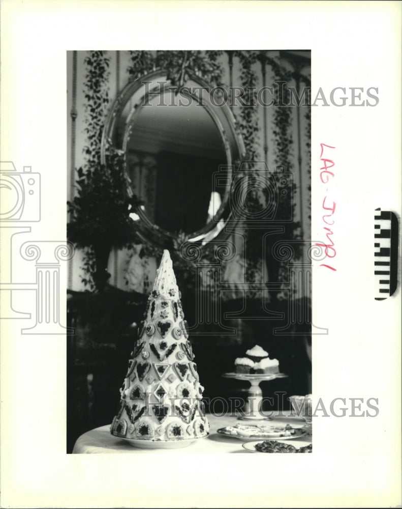 1994 Press Photo Dining room table of Gallier House with baked goods. - Historic Images