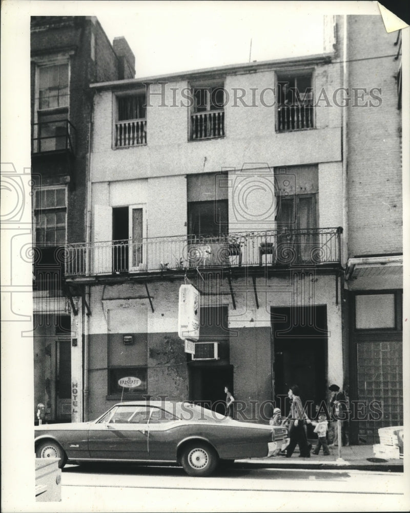 Press Photo Family walks old bar and hotel at 629 St. Charles - Historic Images