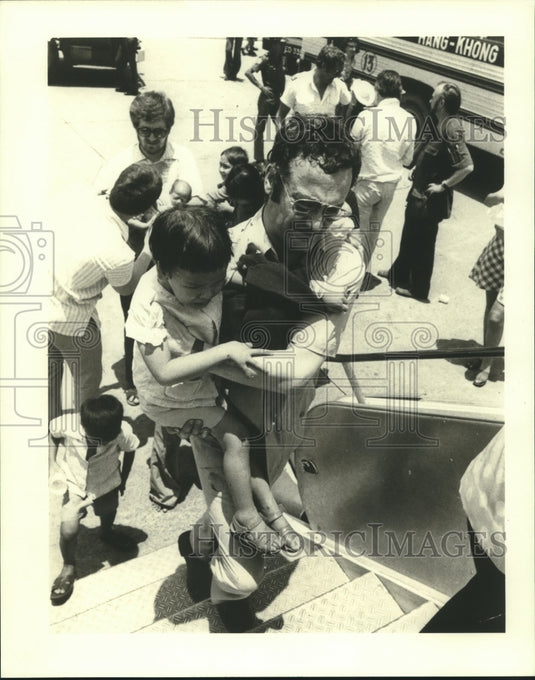 1975 Press Photo Brian Freemantle, author, assist Vietnamese War Orphans - Historic Images