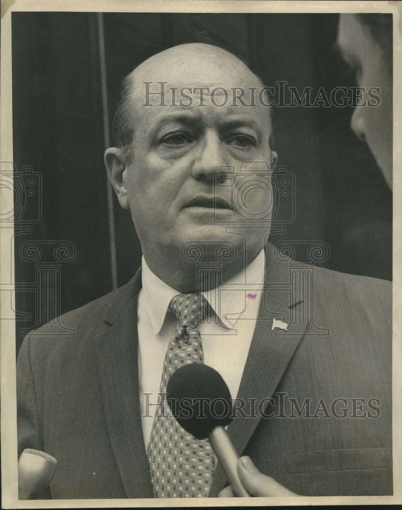 1971 Gerald Gallinghouse, U.S. Attorney talks to press. - Historic Images