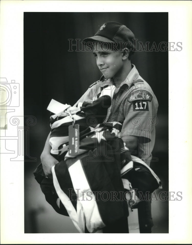 1992 Press Photo Randy Galliano carries flags to be raised on poles - Historic Images