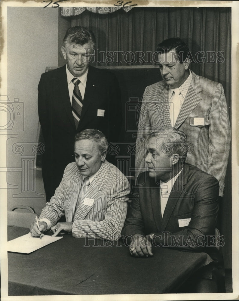 1972 Press Photo Group goes over Gulf South Conference convention business - Historic Images