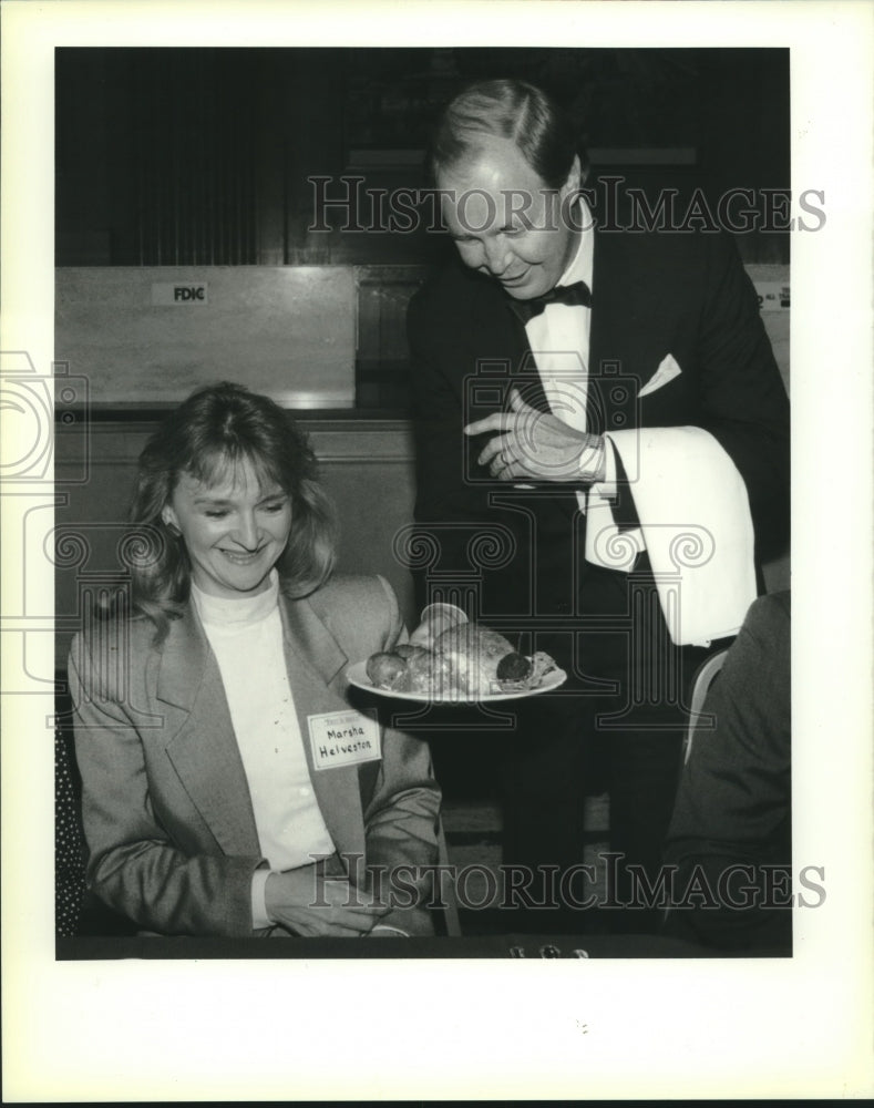 1989 Press Photo FNBC president Howard Gaines serves Marsha Helveston - Historic Images