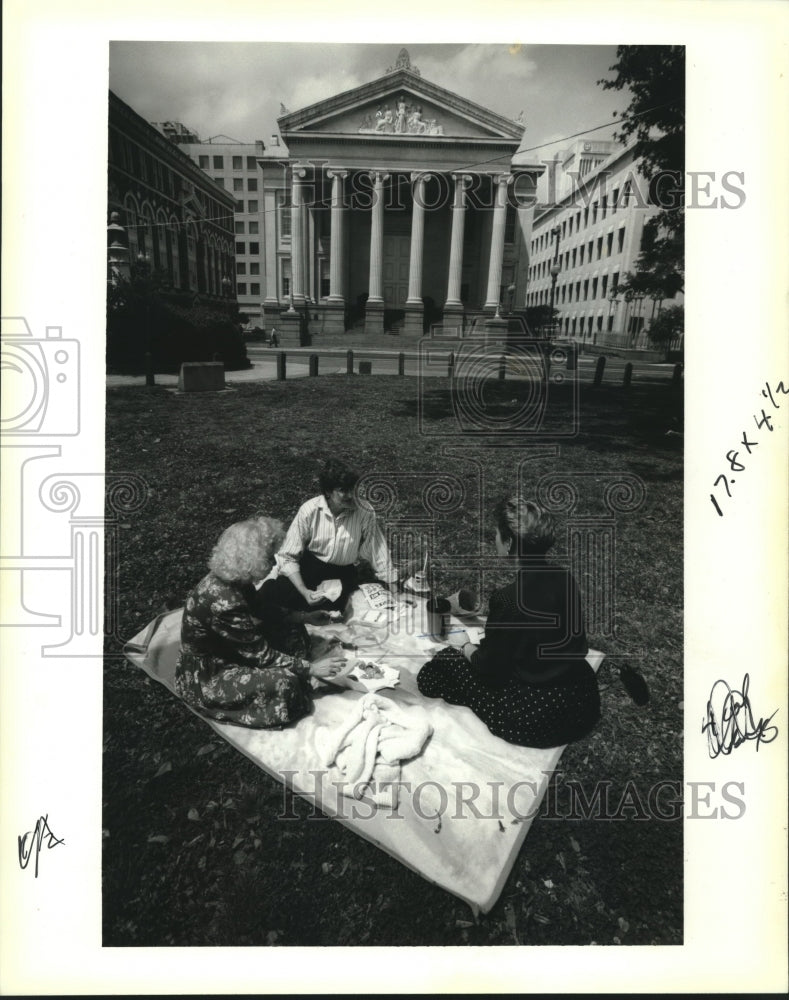 1992 Press Photo Picnicking at Lafayette Square with Gallier Hall in background - Historic Images