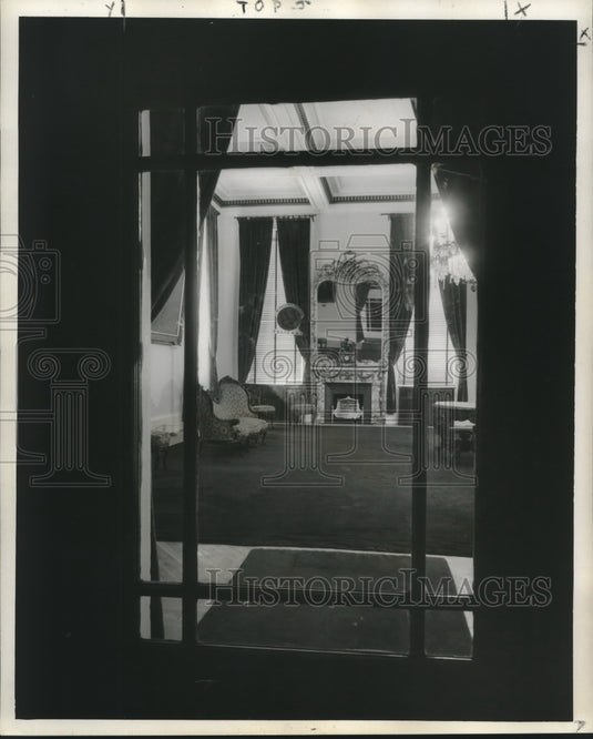 1958 Press Photo The hall door frames this serene mayor's parlor scene - Historic Images