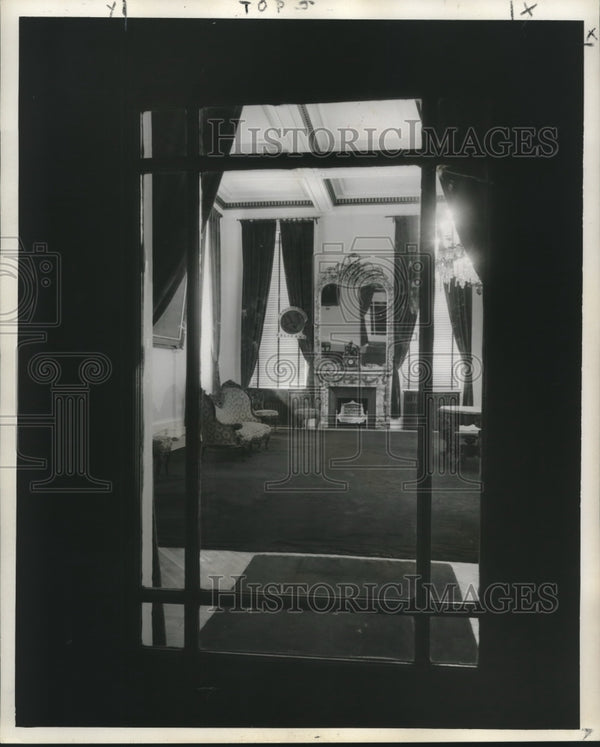 1958 Press Photo The hall door frames this serene mayor's parlor scene ...